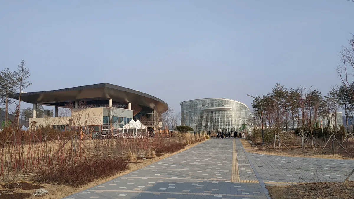 국립세종수목원 건물로 이어지는 길