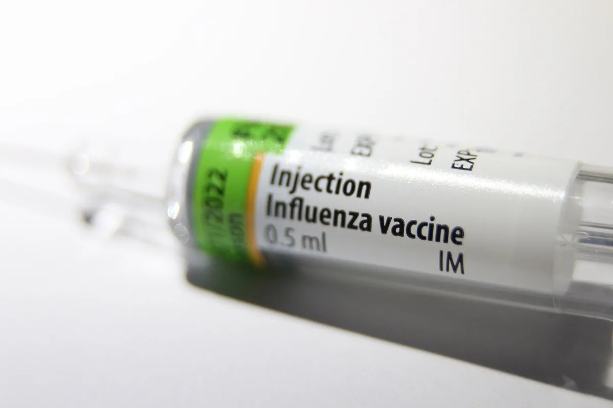 Influenza vaccine이라고 적힌 독감 백신 주사기를 가까이서 본 모습
