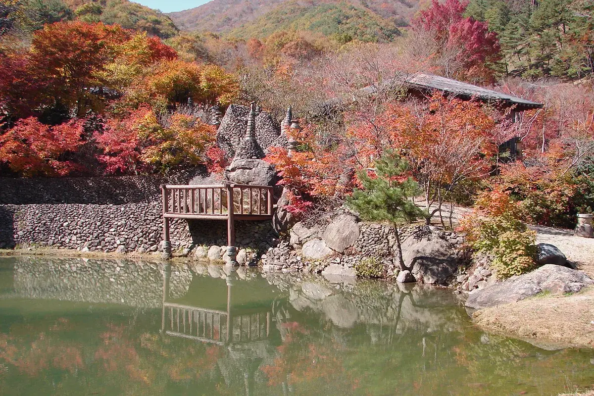 삼성궁 연못과 돌탑의 실제 모습