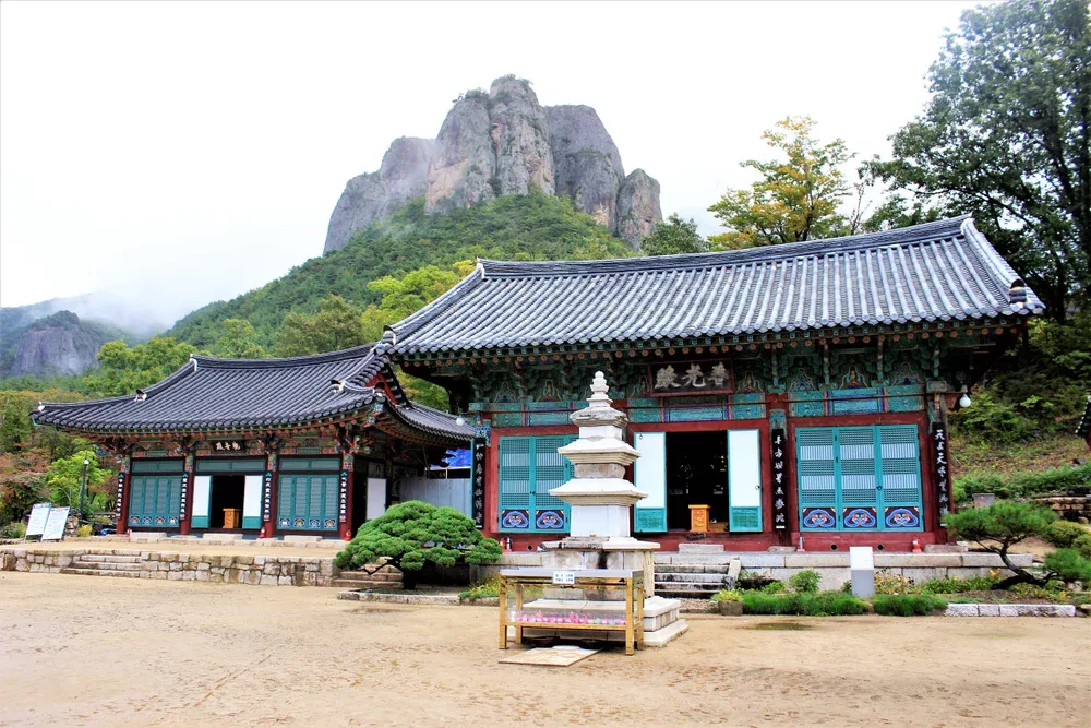 대전사 전각 뒤로 보이는 주왕산 기암