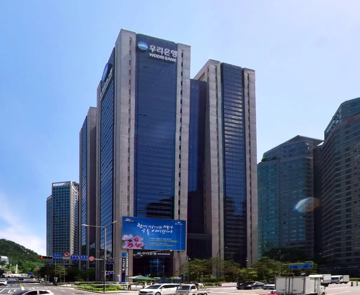 서울 우리은행 본점 건물과 앞 도로