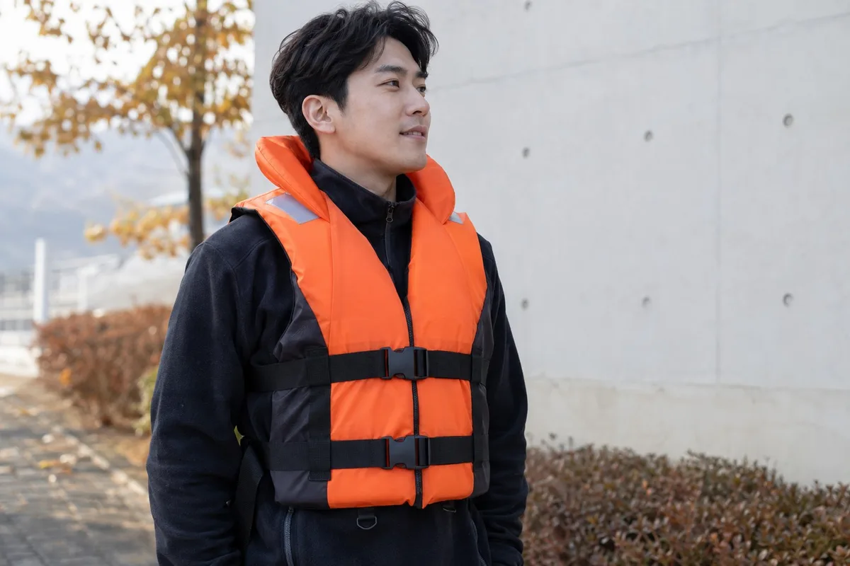 출조 전에 구명조끼를 입은 준비 장면